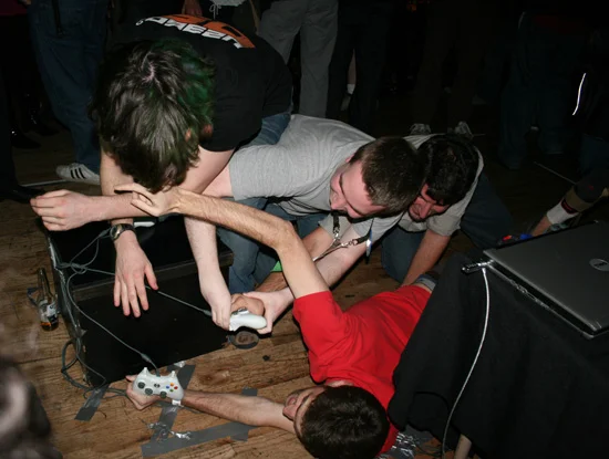 «Сломанные» игры как дизайн-приём: кейс B.U.T.T.O.N. и унидостижения